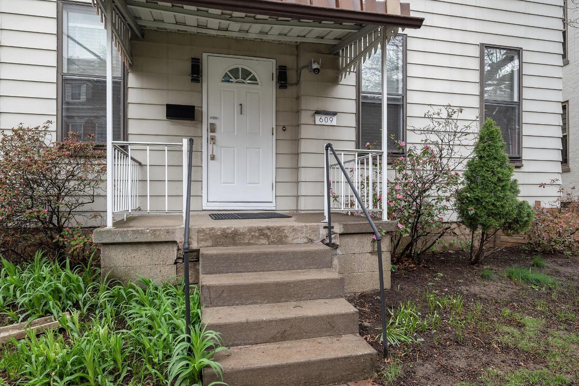 Shadyside, !f Modern And Bright Private Bedroom With Shared Bathroom Homestay *