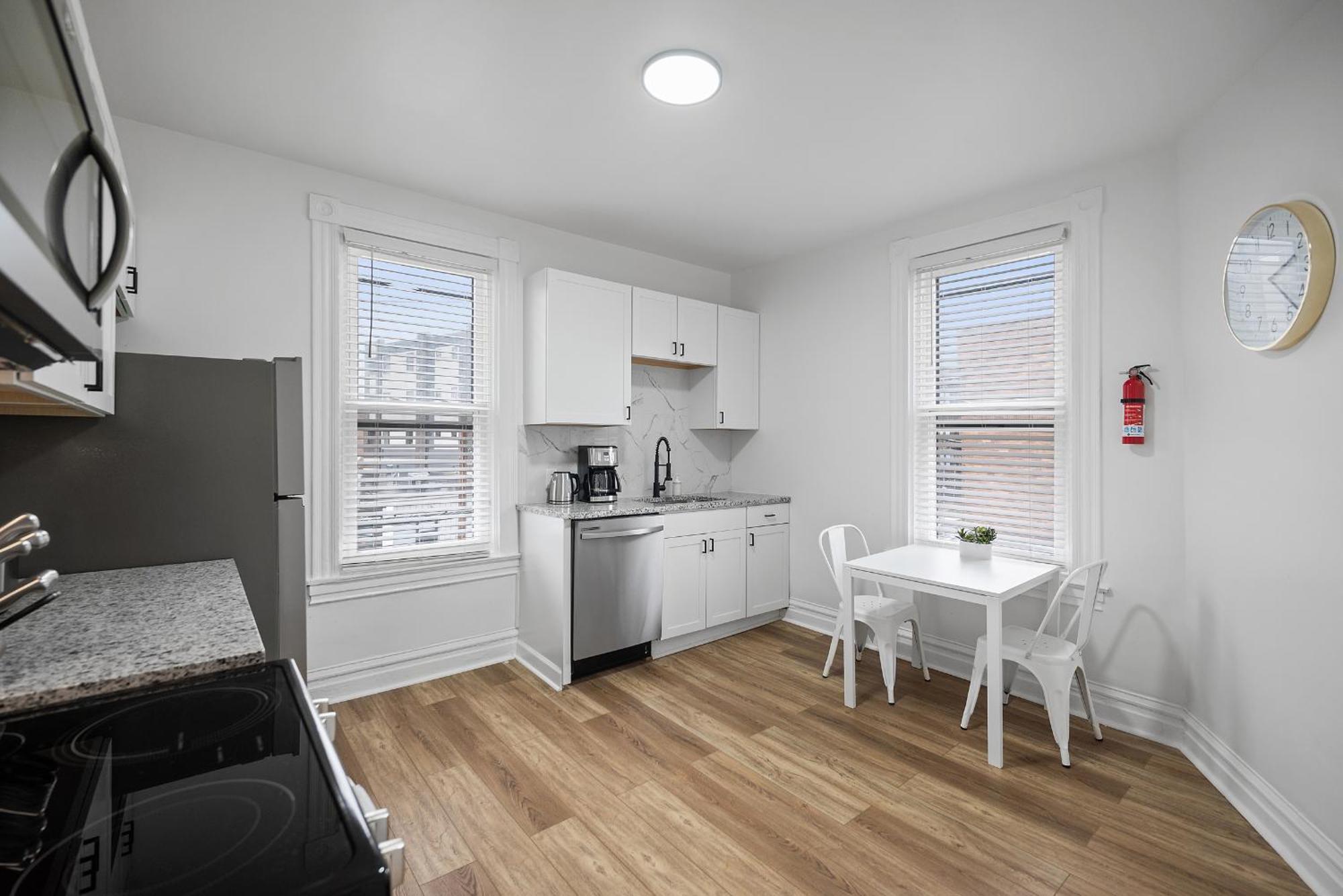Homestay Shadyside, !f Modern And Bright Private Bedroom With Shared Bathroom *